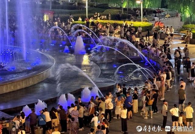 端午假期最后一晚,游客泉城广场观赏喷泉休闲纳凉
