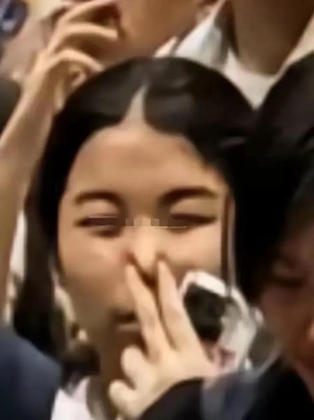 逼急了！男子上海漫展现场脱裤拉稀，多人被喷大便，保安被骂惨