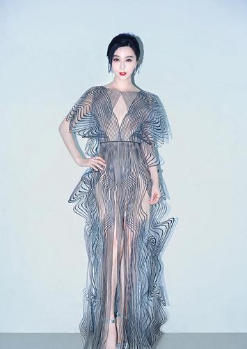 明星穿透视装,唐嫣显胸小,范冰冰最会穿,章子怡却走光!