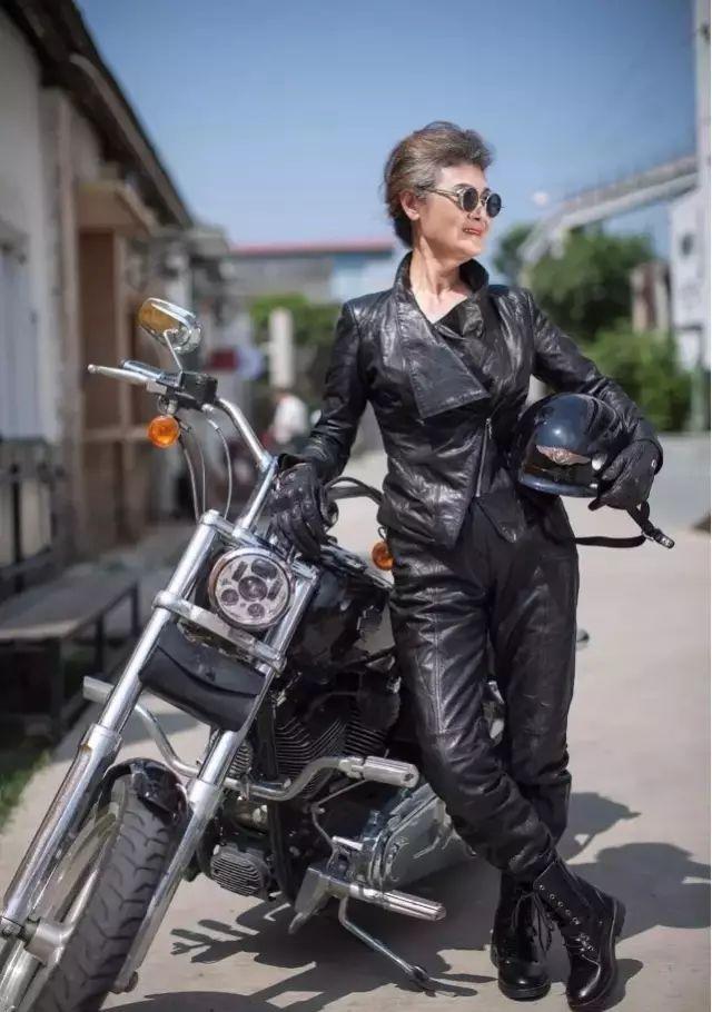 两个中国“神仙奶奶”穿旗袍游巴黎,意外走红网络:老了,也要优雅成一道风景线