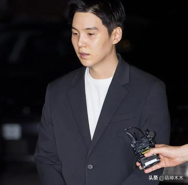 37岁李敏镐在禁烟区吸烟,冲上韩网热搜或被罚款,近照越发浮肿