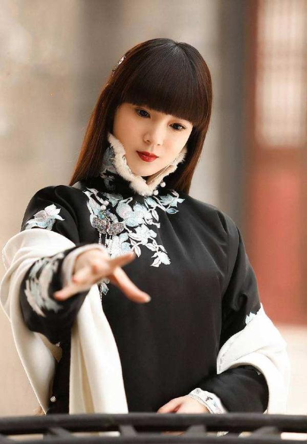 有种瘦叫“岳绮罗”,你90斤好不容易挤进去的旗袍,她穿却宽松