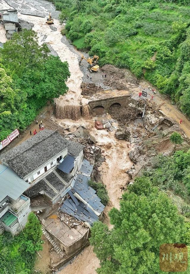 雅安汉源新华村大转移，救援人员在烂泥坡上搭起“人形阶梯”，现场直击