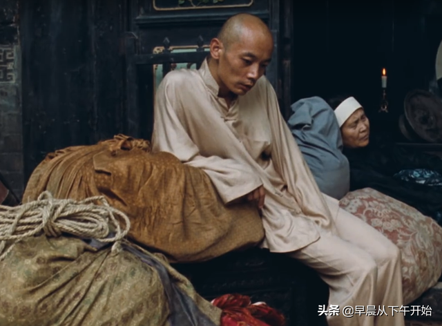 《活着》电影与原著对比,张艺谋导演为什么没有拍出所有的绝望?