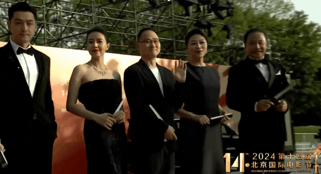 高圆圆眼波流转，顾盼生辉，一代佳人