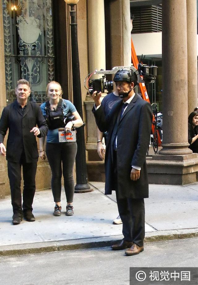 52岁克里夫·欧文街头拍戏帅气依旧 头戴巨型机器造型拉风引围观