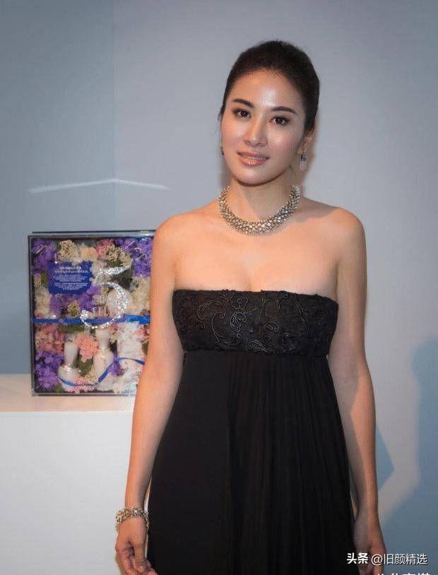 43岁叶璇官宣结婚，手戴超小钻戒与老公手牵手，小腹微凸被疑怀孕