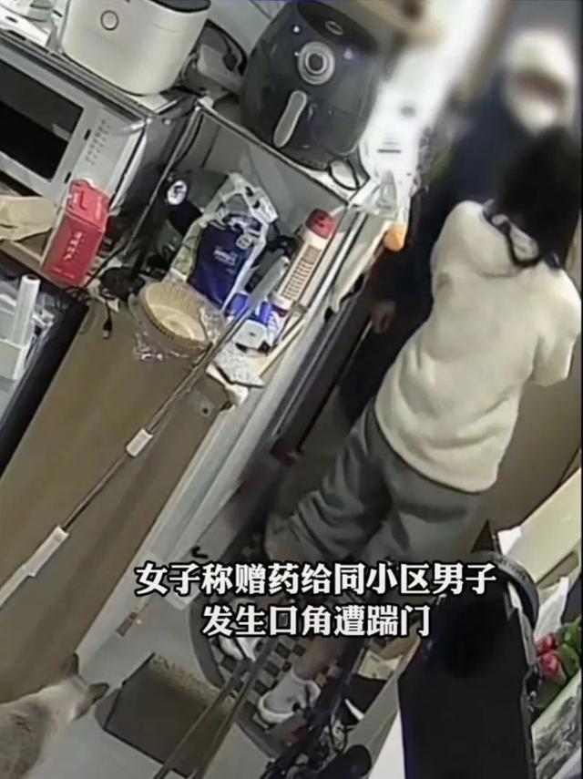 女子赠药反遭邻居踹门辱骂!警方通报