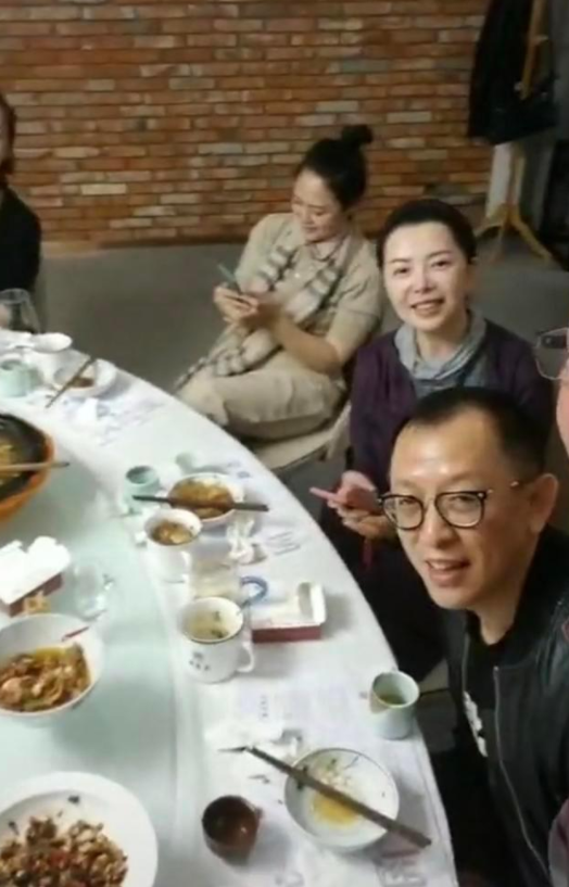 52岁仇晓在小店吃粉，皮肤白皙装扮像大妈，嫁豪门后生活朴实低调