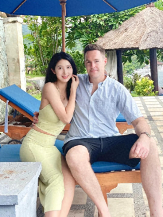 湖北90后空姐爱上大7岁英国大高个，未婚先孕，父母反对也要嫁！