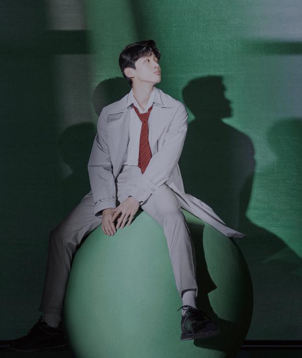 白敬亭时尚大片，化身为酷男孩花式玩转大绿球，帅出新高度