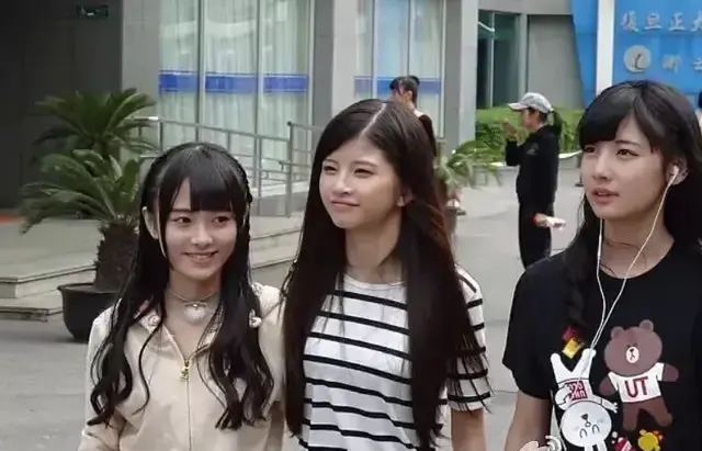 鞠婧祎整容前后(鞠婧祎罕见旧照曝光，面目扁平发量少被队友艳压，三人变化有点大)