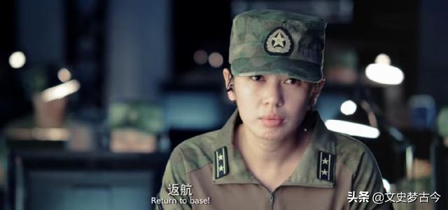 战狼：龙小云25岁已是正团级中校？吴京没把军衔搞明白，闹了乌龙