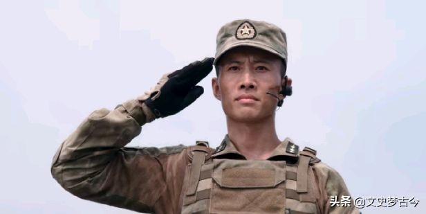 战狼：龙小云25岁已是正团级中校？吴京没把军衔搞明白，闹了乌龙