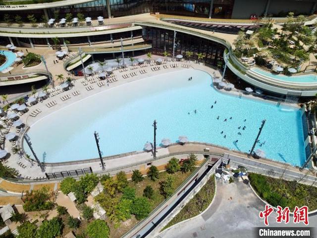 香港海洋公园水上乐园正式开放 游客享受嬉水乐趣