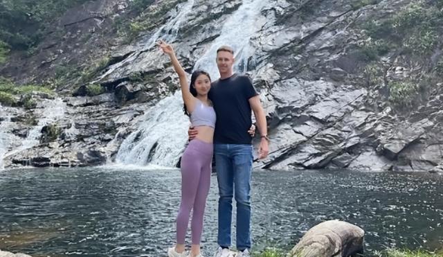 湖北90后空姐爱上大7岁英国大高个，未婚先孕，父母反对也要嫁！