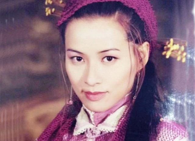 46岁港星麦家琪内地自驾游，开豪车行驶350公里，男友人自愧不如