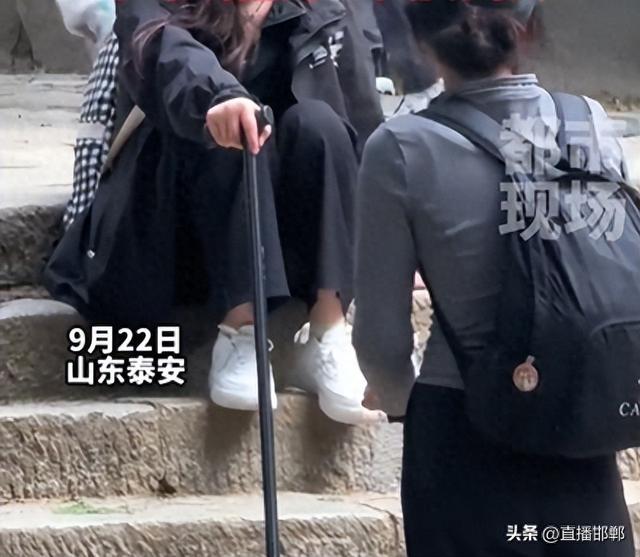 小姐姐爬泰山腿抖个不停,杵着拐杖坐台阶上捶腿,网友:“泰山会制服每一个嘴硬的人”