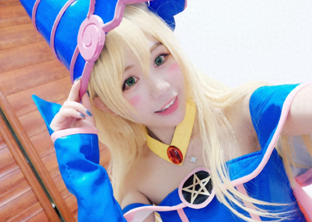 原来喵老师也cos过黑魔导女孩，小时候看动画，最喜欢这个角色了