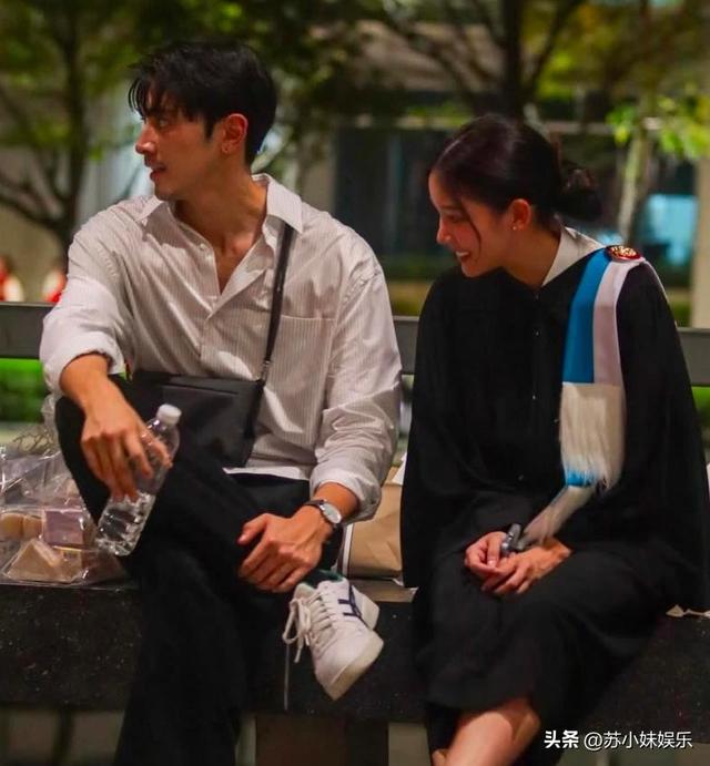 泰娱跨台情侣加一！Pon参加女友Cookie毕业典礼，两人当众秀恩爱