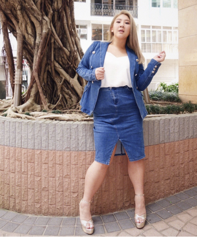 港媒指郑欣宜向男歌手许廷铿求婚，现场画面曝光，男方笑得站不稳