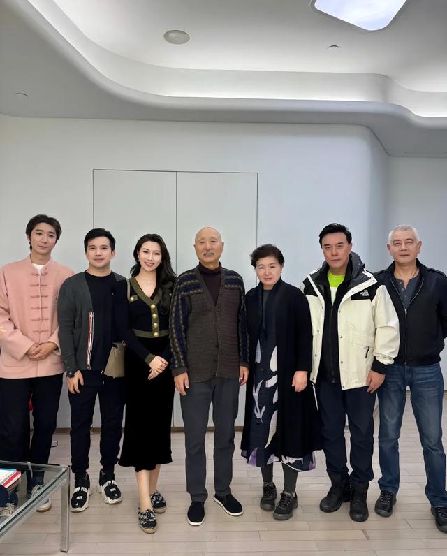 陈佩斯兄妹罕见同框！妹夫张山站边上，外甥女仍然避不开陈家基因