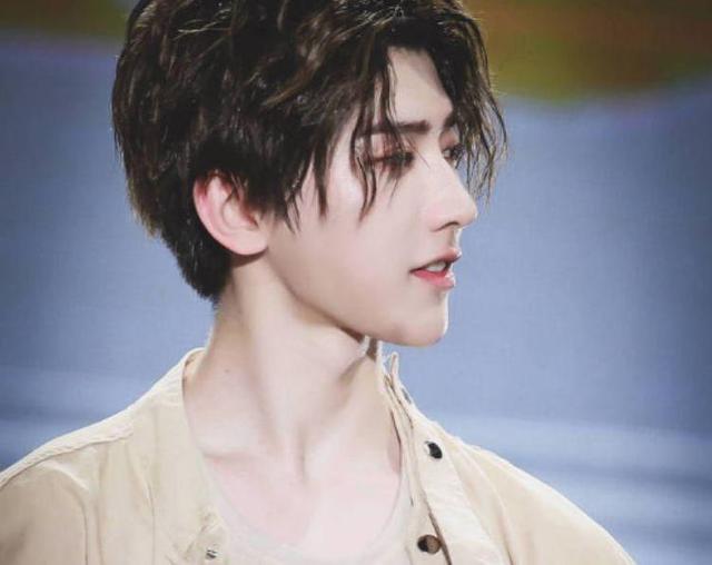 蔡徐坤销量超越华晨宇：华语乐坛的无限风光和悲凉光景