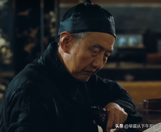 《活着》电影与原著对比,张艺谋导演为什么没有拍出所有的绝望?