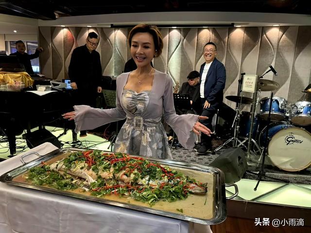 「波霸」叶子楣喜迎58岁化身神力女超人，超凶F级曲线全现形