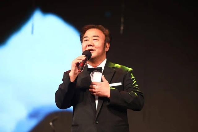他是著名歌唱家,13次上春晚,曾梦想当体育明星
