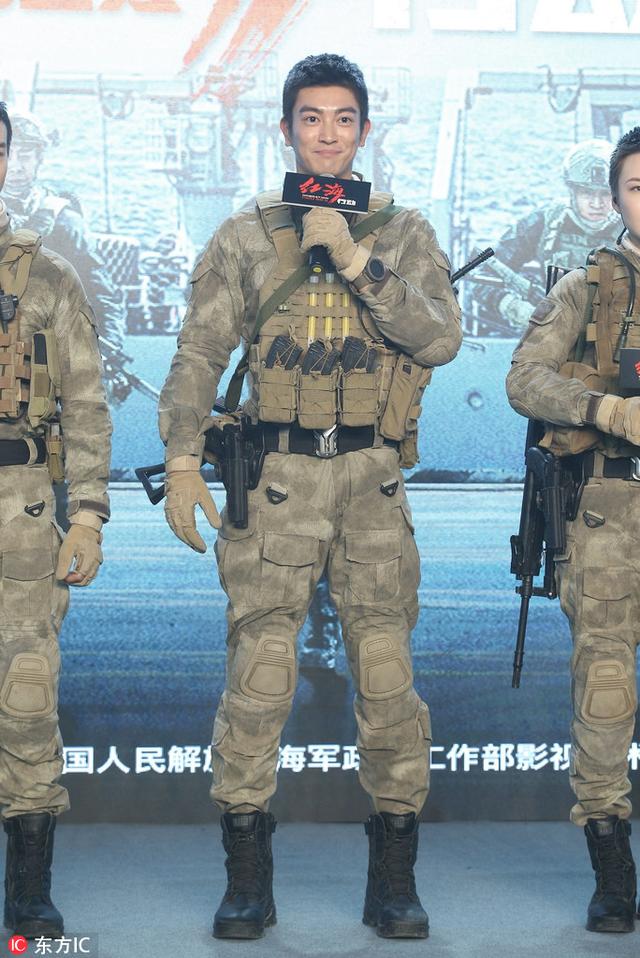 “小鲜肉”黄景瑜一身军装帅气十足,被张译爆料拍戏满身是伤