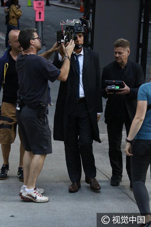 52岁克里夫·欧文街头拍戏帅气依旧 头戴巨型机器造型拉风引围观
