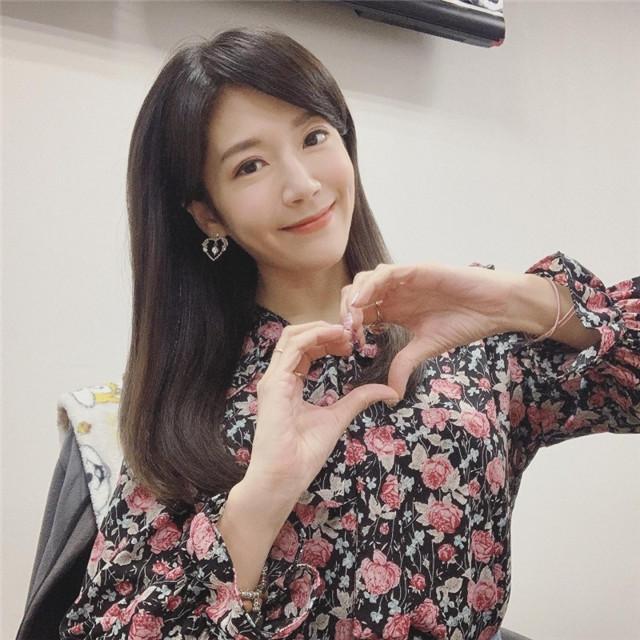 女主持郑亦真承认当小三，还传有亲密视频曝出，她紧急发声回应