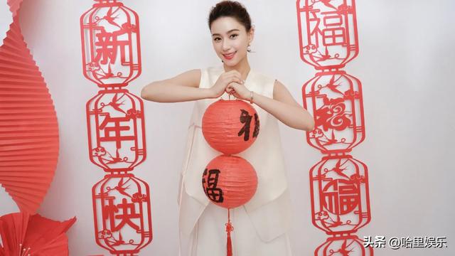 何超莲疑似怀孕,新年照曝光引网友投胎热潮,富豪家庭再添喜讯?