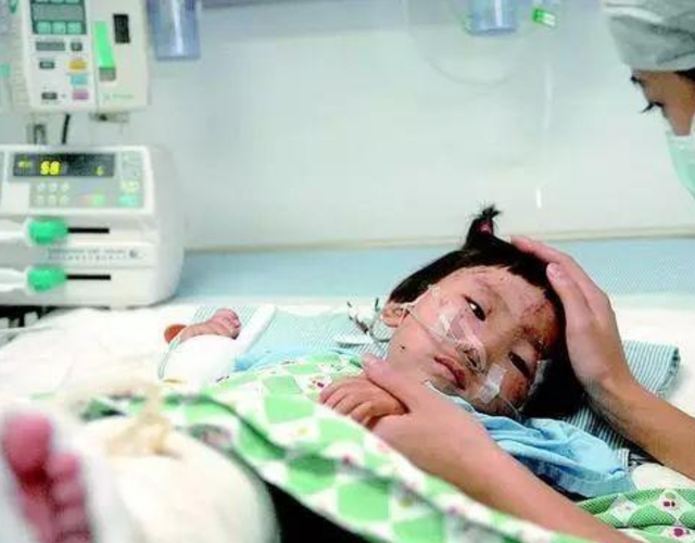 11年前,温州动车事故中失去父母幸存下来的小伊伊,如今怎么样了