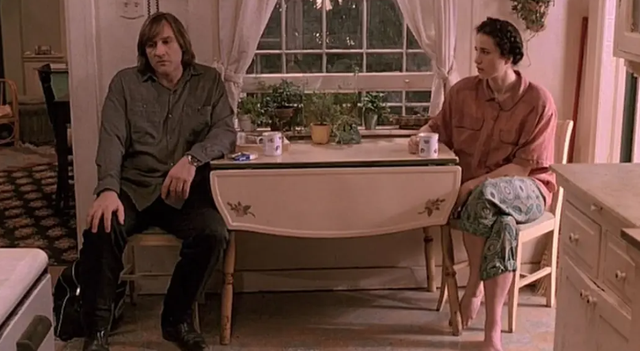 法国情侣假结婚只为美国绿卡，黑色幽默的《绿卡》，引人深思