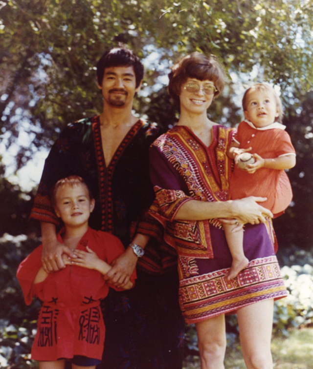 李小龙罕见旧照，一家四口老婆很漂亮，抱着女儿画面温馨