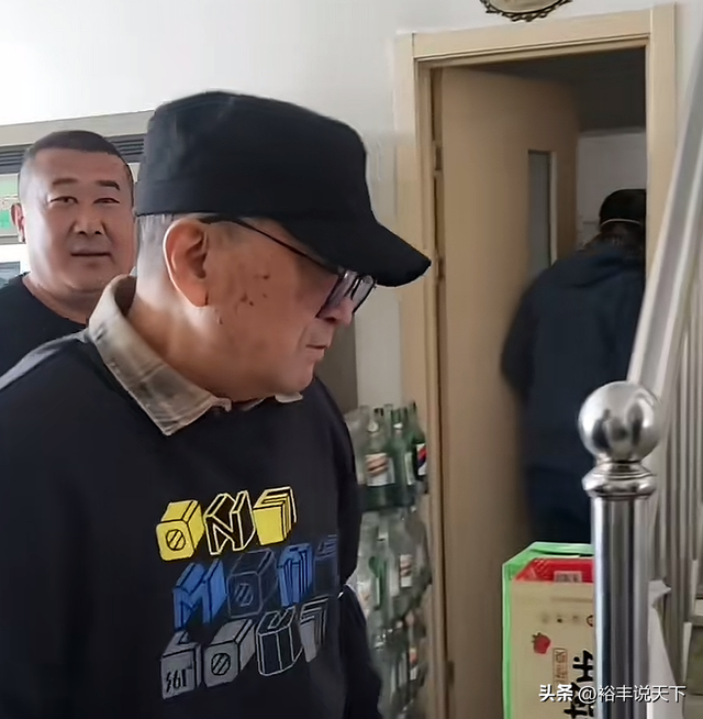 78岁李保田现身苍蝇小馆！上二楼毫不费劲，已定居山东威海养老