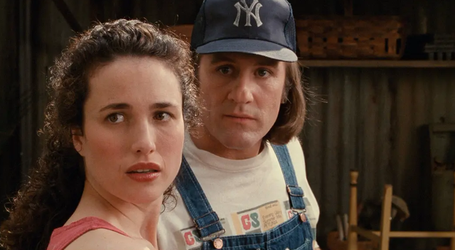 法国情侣假结婚只为美国绿卡，黑色幽默的《绿卡》，引人深思