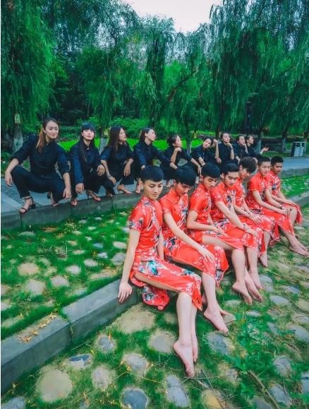 辣眼睛！看了这些男扮女装的妖娆毕业照，麻麻再也不想我毕业了！