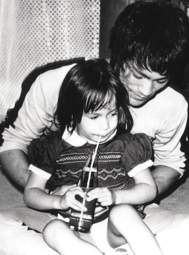 李小龙罕见旧照，一家四口老婆很漂亮，抱着女儿画面温馨