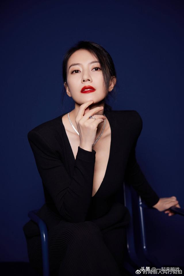 高圆圆眼波流转，顾盼生辉，一代佳人