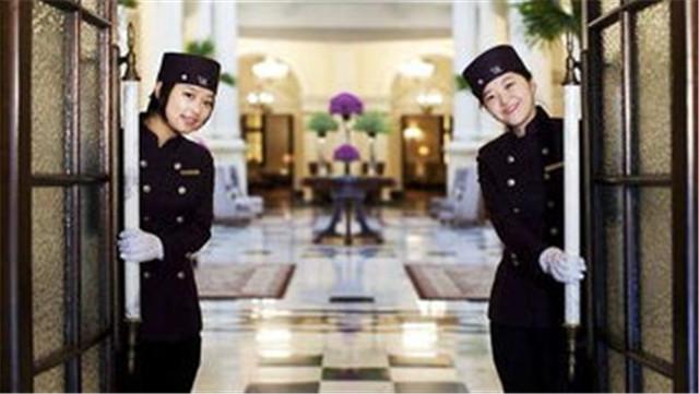 吉尔：做了35年门童，退休时公司决定：给予他副总裁身份和待遇