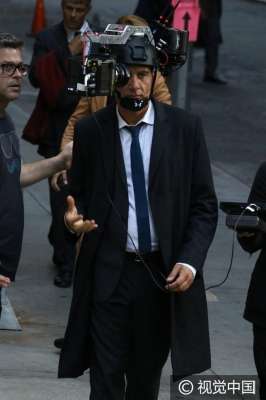 克里夫欧文(52岁克里夫·欧文街头拍戏帅气依旧 头戴巨型机器造型拉风引围观)