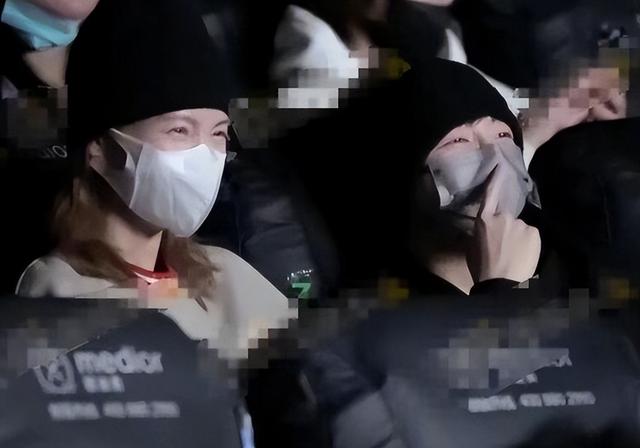 胡夏金晨恋情再添实锤,挽手遛狗同回女方家,为长辈带礼物被认可