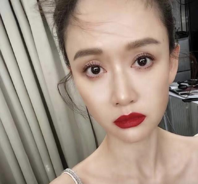 42岁陈乔恩婚后复出瘦脱相，吊带不合身锁骨窝可放硬币，脑门也太大了吧