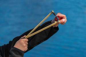 滑膛弹弓(小弹弓威力大,男子家中练习弹弓为啥获刑10个月?)