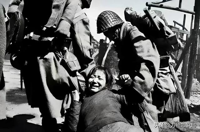 1940年,日军禁止公开的照片,一名慰安妇女孩表情呆滞,命运难测