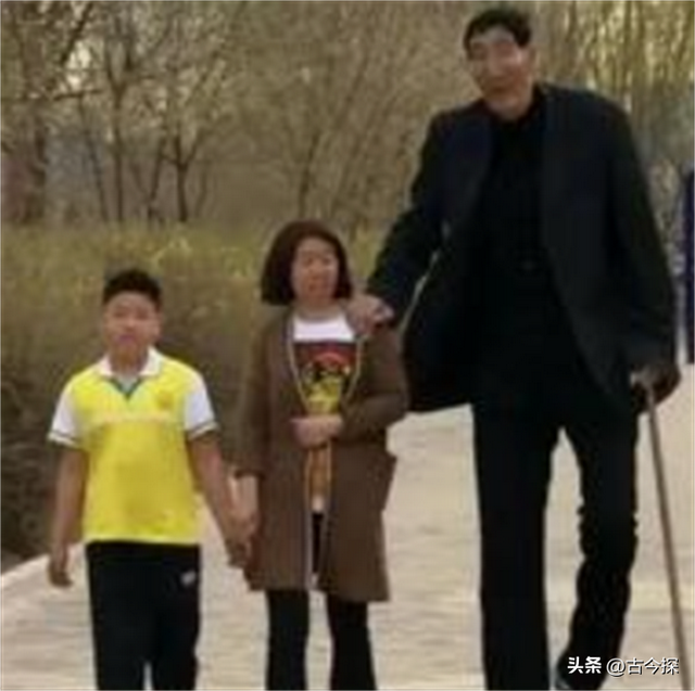 中国巨人鲍喜顺，晚年爱妻不顾生死为他诞下一子，爱情最初模样