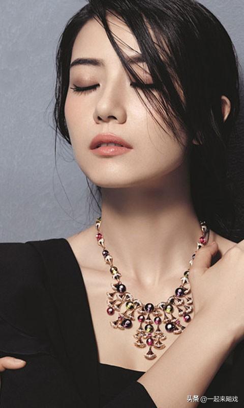 高圆圆眼波流转，顾盼生辉，一代佳人